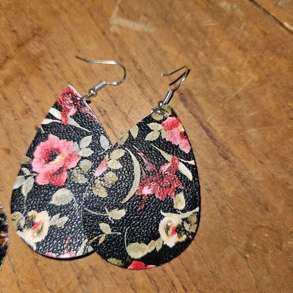 Jewelry Bundle – 5 Pieces | 2 Earrings, 2 Bracelets, Turquoise Necklace - Picture 7 of 8